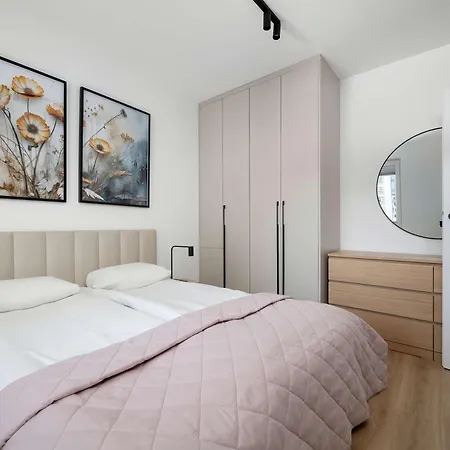 Stylish With Balcony And Underground Parking By Renters *