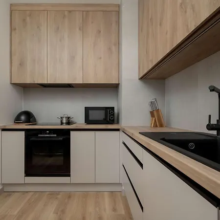 Stylish With Balcony And Underground Parking By Renters