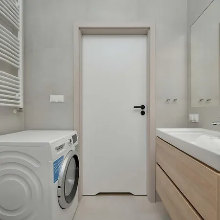 Stylish With Balcony And Underground Parking By Renters