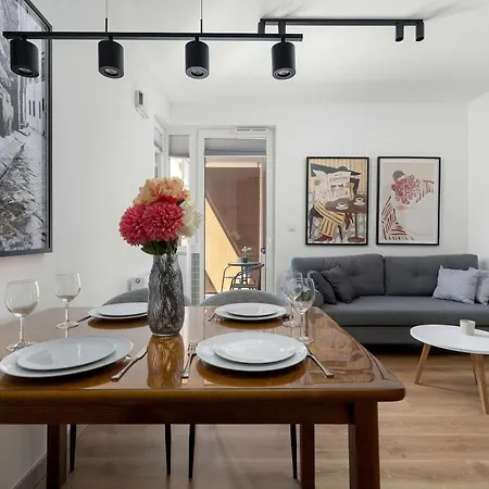 Stylish With Balcony And Underground Parking By Renters Apartament