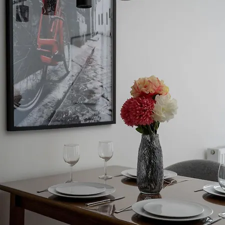 Stylish With Balcony And Underground Parking By Renters Διαμέρισμα