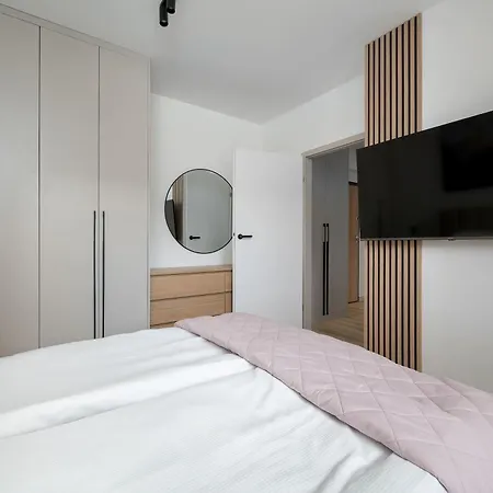 Stylish With Balcony And Underground Parking By Renters Apartament Wrocław